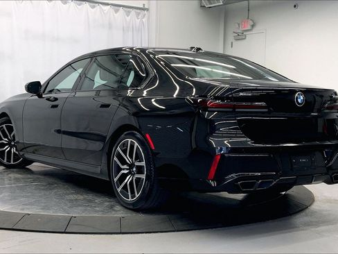 Used 2025 BMW 760i xDrive w/ Premium Package AWD/4WD image 2
