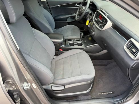 Used 2016 Kia Sorento L FWD image 12