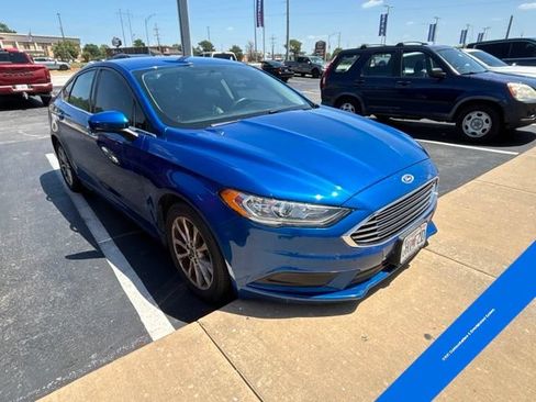 Used 2017 Ford Fusion SE w/ Fusion SE Technology Package FWD image 4