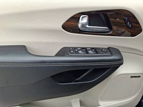 Used 2022 Chrysler Pacifica Limited AWD/4WD image 13