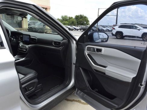 Used 2022 Ford Explorer XLT w/ Equipment Group 202A image 40