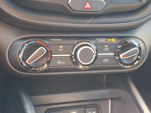 Used 2025 Kia Soul LX w/ LX Technology Package FWD image 18