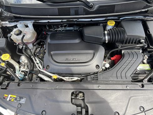 Used 2025 Chrysler Pacifica Limited FWD image 29