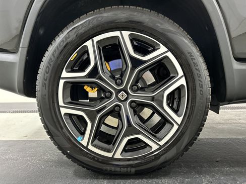 Used 2024 Rivian R1S Adventure AWD/4WD image 12