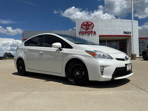 Used 2015 Toyota Prius Three w/ Solar Roof Package FWD image 2