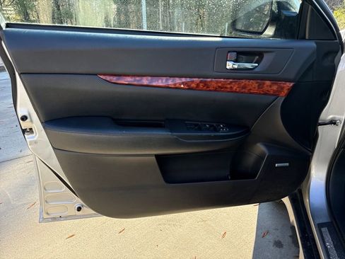 Used 2010 Subaru Outback 2.5i Limited image 14