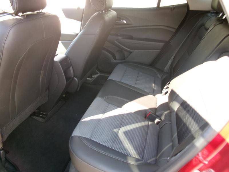 Used 2025 Chevrolet Trax LT w/ LT Convenience Package FWD image 9