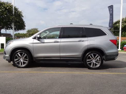 Used 2017 Honda Pilot Touring image 2