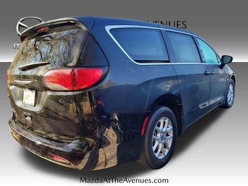Used 2023 Chrysler Voyager LX image 12
