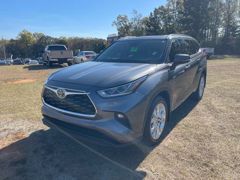 Used 2022 Toyota Highlander Limited image 3