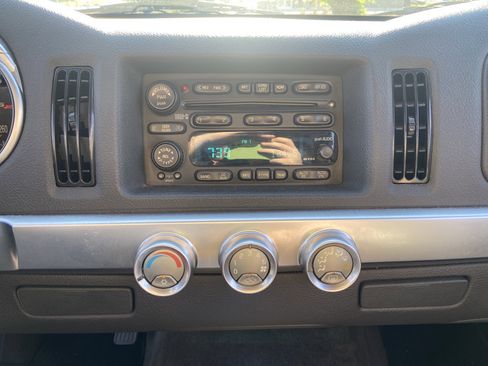Used 2004 Chevrolet SSR w/ Preferred Equipment Group RWD image 16