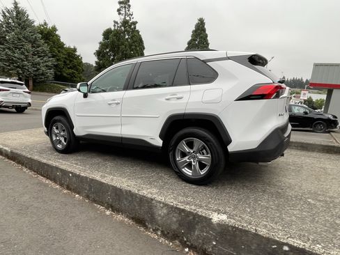 Certified 2024 Toyota RAV4 LE AWD/4WD image 5