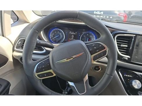 Used 2023 Chrysler Voyager LX FWD image 6