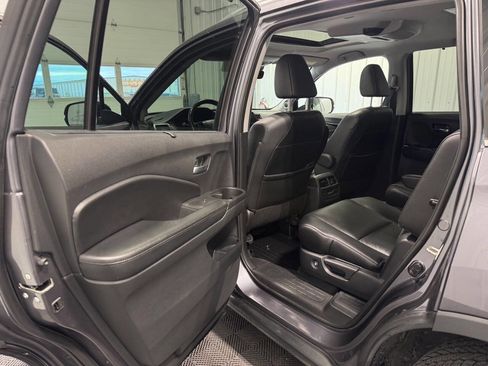 Used 2019 Honda Pilot Touring image 12
