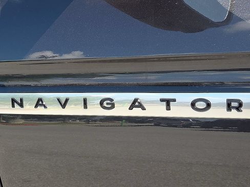 Certified 2025 Lincoln Navigator L Reserve AWD/4WD image 9