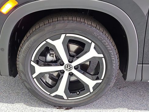 New 2026 Volkswagen Tiguan SE FWD image 12