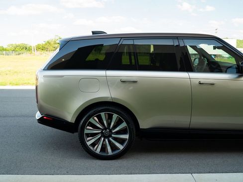 Used 2023 Land Rover Range Rover SV AWD/4WD image 9