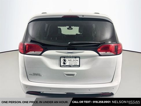 Used 2017 Chrysler Pacifica Touring-L FWD image 6
