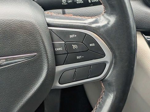 Used 2020 Chrysler Pacifica Touring-L w/ Tire & Wheel Group FWD image 16