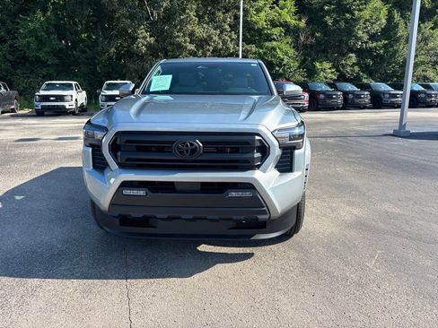 Used 2025 Toyota Tacoma SR5 AWD/4WD image 8