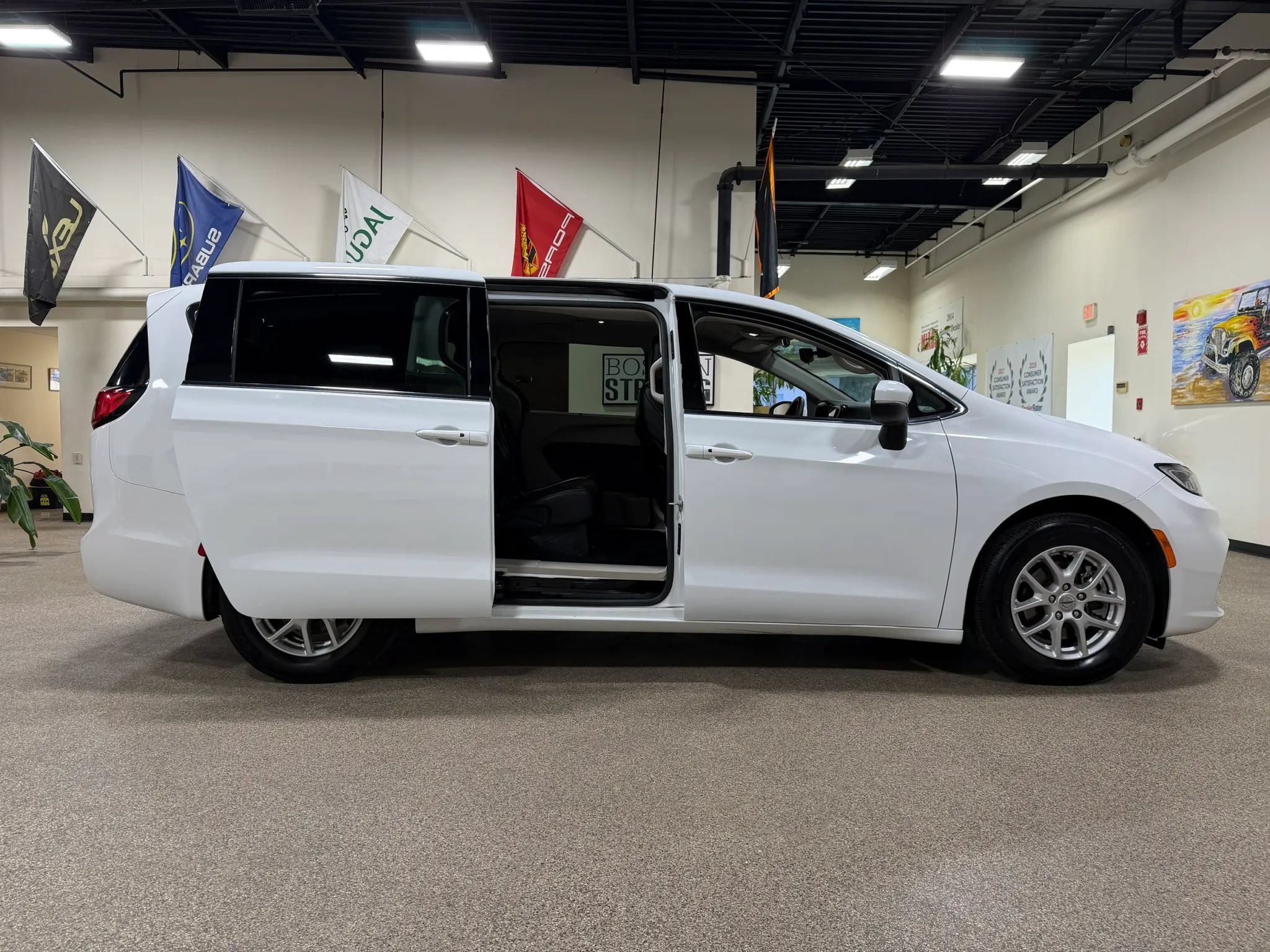 Used 2023 Chrysler Pacifica Touring-L FWD image 22