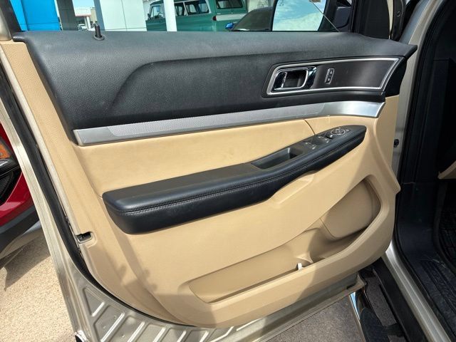Used 2017 Ford Explorer XLT w/ Equipment Group 202A FWD image 13