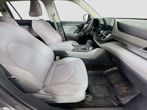 Used 2023 Toyota Highlander LE image 27