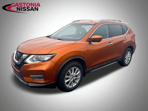 Used 2018 Nissan Rogue SV w/ Premium Package image 3