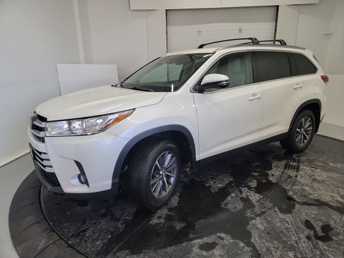 Used 2019 Toyota Highlander XLE image 3