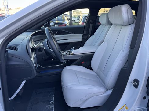 Used 2024 Cadillac Lyriq Luxury image 16