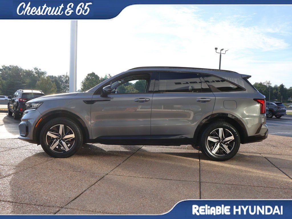 Used 2023 Kia Sorento S w/ Panoramic Sunroof Package FWD image 3