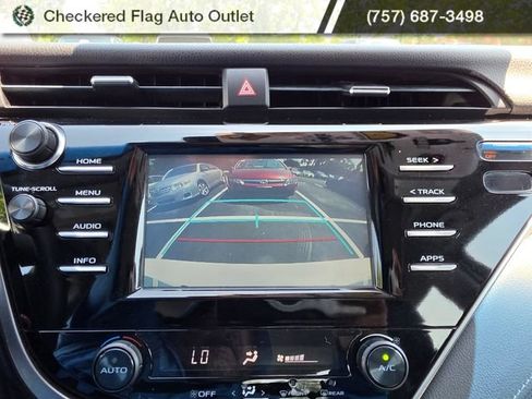 Used 2018 Toyota Camry SE w/ Moonroof Package FWD image 15