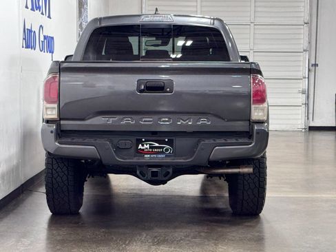 Used 2018 Toyota Tacoma TRD Off-Road w/ Technology Package AWD/4WD image 5