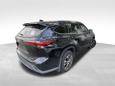 Used 2020 Toyota Highlander XLE image 2
