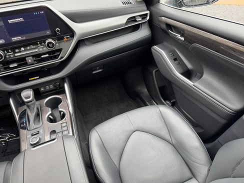 Used 2023 Toyota Highlander AWD image 16