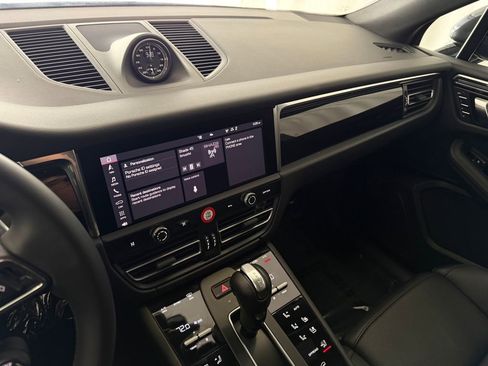 Certified 2026 Porsche Macan AWD/4WD image 18