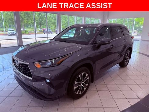 Used 2022 Toyota Highlander XLE AWD/4WD image 3