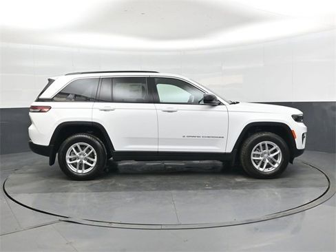 New 2025 Jeep Grand Cherokee Laredo image 2