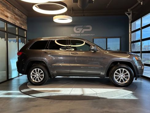 Used 2021 Jeep Grand Cherokee Laredo w/ Security & Convenience Group AWD/4WD image 2