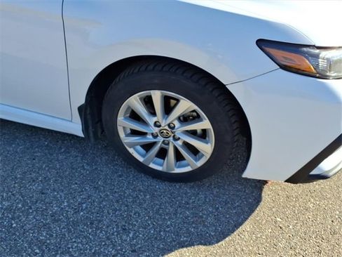 Used 2023 Toyota Camry SE image 4