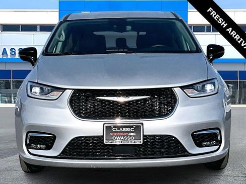 Used 2024 Chrysler Pacifica Touring-L image 2