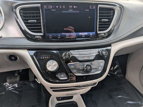 Used 2023 Chrysler Pacifica Touring-L FWD image 22