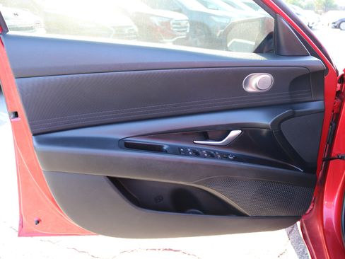 Used 2021 Hyundai Elantra SE image 12