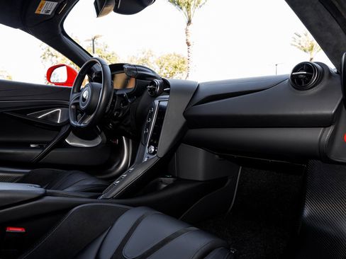 Used 2024 McLaren 750S image 21