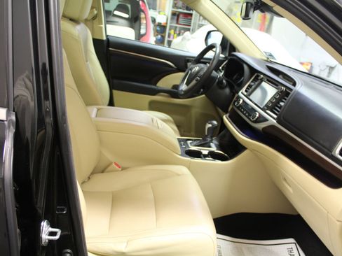 Used 2014 Toyota Highlander Limited Platinum image 27