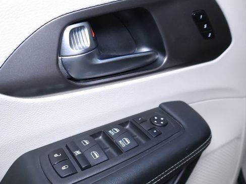 Used 2023 Chrysler Pacifica Touring-L image 13