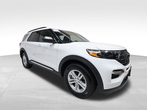 Used 2023 Ford Explorer XLT w/ Equipment Group 202A image 6
