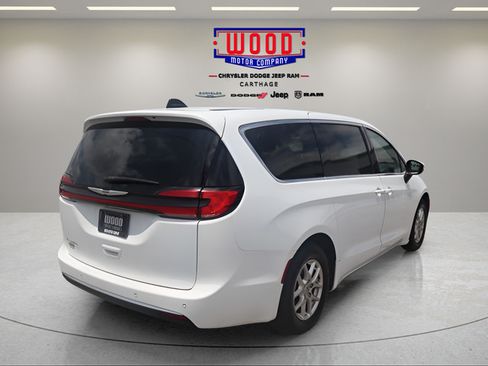 Used 2023 Chrysler Pacifica Touring-L FWD image 3