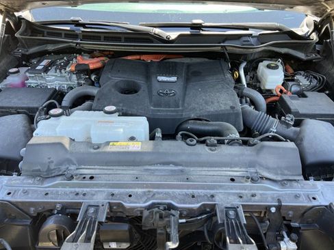 Used 2024 Toyota Sequoia Platinum AWD/4WD image 30