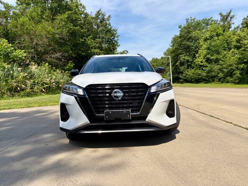 Used 2024 Nissan Kicks SR w/ SR Premium Package FWD image 9